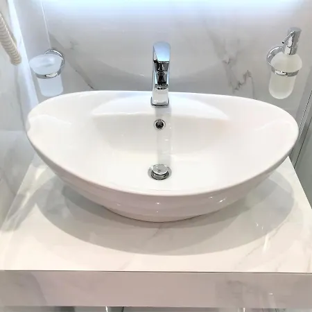 Amaryllis Luxury بيت ضيافة 4*
