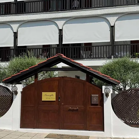 Amaryllis Luxury بيت ضيافة 4*
